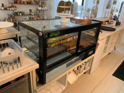 une vitrine contenant de la nourriture, dans une cuisine