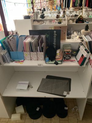 un bureau sur lequel est posé un ordinateur portable dans une pièce