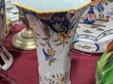 de nombreux vases et assiettes de toutes sortes sur la table