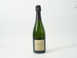 une bouteille de vin posée sur une table