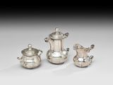 un ensemble composé de trois théières en métal argenté et d'une cafetière
