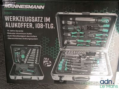 une boîte avec un tas d'outils à l'intérieur