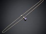 un collier en améthyste et diamants sur fond noir
