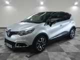 la voiture argentée est garée sur un sol en damier dans le garage