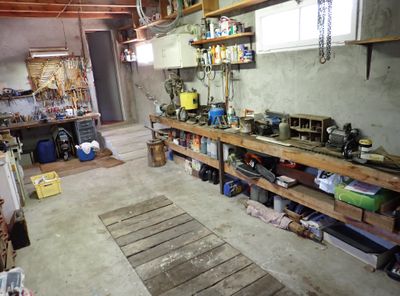 une photo d'un garage encombré d'objets et d'outils