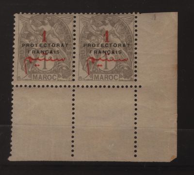 un gros plan sur deux timbres posés sur une feuille de papier