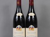 deux bouteilles de vin rouge posées sur une table en verre