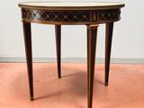 une petite table ornée d'un motif noir et or