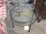 une table en verre et deux chaises dans une pièce
