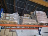 une grande quantité de cartons sur une palette dans un entrepôt