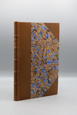 un livre marron orné de motifs bleus et marron