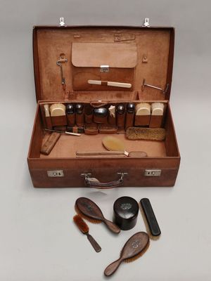 une valise qui contient beaucoup d'outils