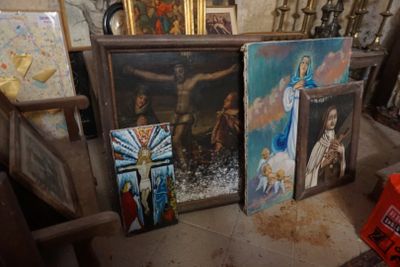 Contenu de la chapelle sauf les bancs et l'autel : - Photo 1