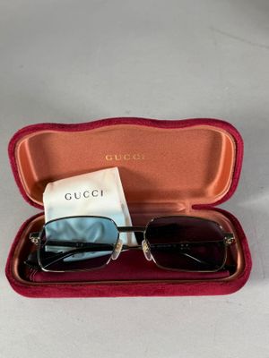une paire de lunettes de soleil dans un étui posé sur une table