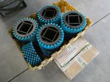 une boîte remplie de paillettes bleues posée par terre
