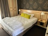 un lit sur lequel se trouvent une couette blanche et un oreiller jaune