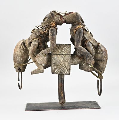 sculpture représentant un groupe d'éléphants, posée sur un socle en bois muni de crochets