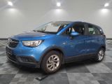 La voiture bleue est garée sur un sol en carrelage à damier.