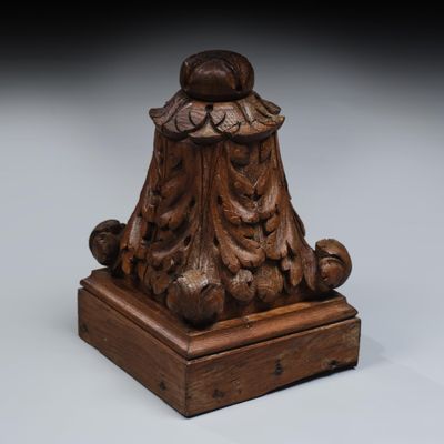 un plateau de table ancien en bois sculpté, surmonté d'un oiseau