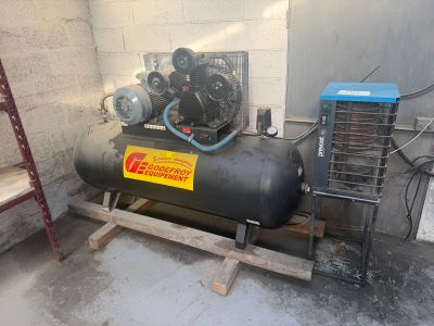 un compresseur d'air posé sur une palette dans une pièce
