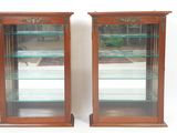 paire de vitrines anciennes avec des étagères en verre de chaque côté