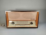 une vieille radio posée sur une table