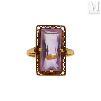 une image d'une bague sertie d'une pierre d'améthorate