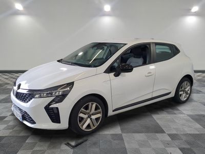 une voiture blanche est garée sur le sol à carreaux d'un garage