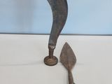 une paire de vieux outils posés sur une table blanche