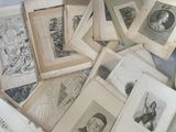 une pile de vieux livres sur lesquels figurent des photos de personnes