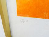 une photo d'un morceau de papier orange accroché au mur