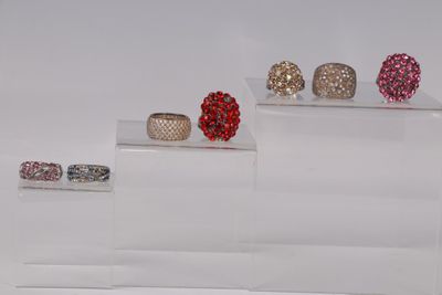 Plusieurs types de bagues sont exposés dans une vitrine.