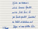 une écriture manuscrite sur un bout de papier, écrite à l'encre bleue