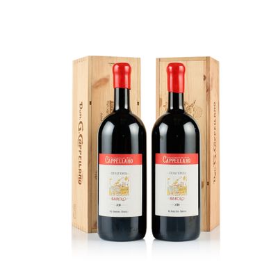 deux bouteilles de vin rouge devant une caisse en bois