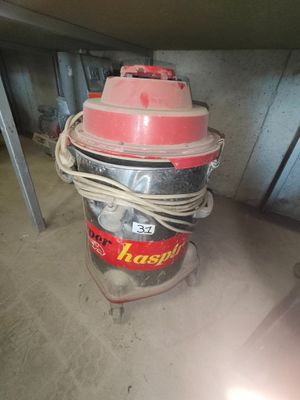 une borne d'incendie rouge et blanche dans un garage