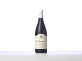une bouteille de vin posée sur une table