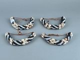 trois barrettes ornées de perles noires et blanches posées sur un fond gris
