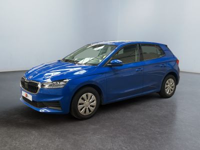 une voiture bleue garée dans une pièce au sol noir