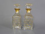 paire de carafes anciennes en cristal taillé, ornées de feuilles d'or