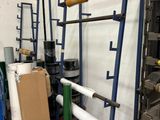 une pièce dans laquelle se trouvent une échelle et tout un tas de rouleaux de papier