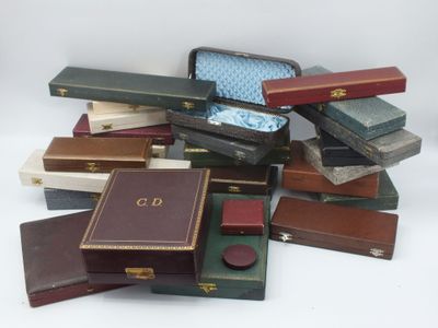 une pile de vieux livres empilés les uns sur les autres