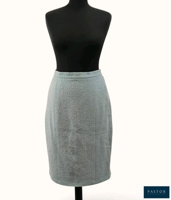un gros plan d'un mannequin vêtu d'une jupe, posé sur un pied de mannequin
