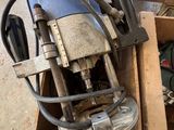 une boîte contenant une perceuse et d'autres outils