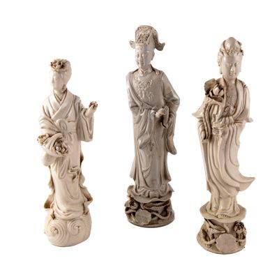 Trois statues de femmes asiatiques sont représentées sur fond blanc
