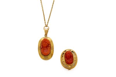 un gros plan sur un collier et une boucle d'oreille ornés d'une pierre rouge