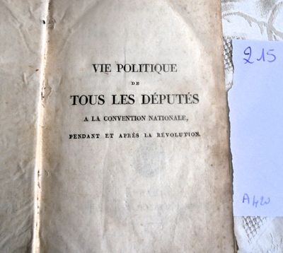un vieux livre recouvert d'une feuille de papier