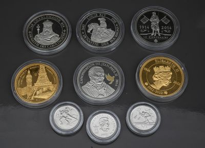 six types différents de pièces d'argent et d'or sur un fond noir
