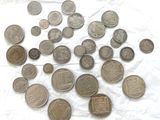 un grand nombre de pièces qui se trouvent sur une surface blanche