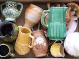 une boîte remplie de tasses et de pichets de toutes sortes