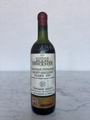 une bouteille de vin posée sur une table
